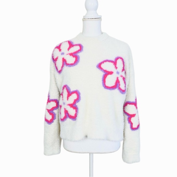 Bershka Fluffy Floral Logo Sweater in White - Picture 7 of 11